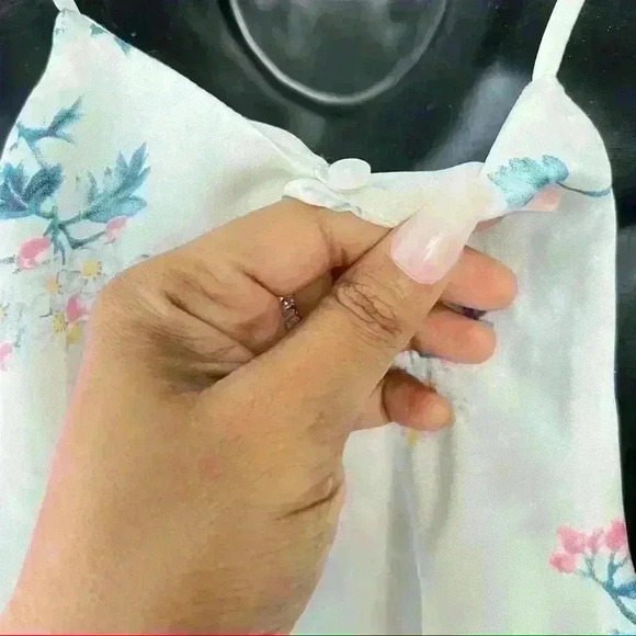 LUSH WHITE  FLORAL SATIN SLEEVELESS TOP SIZE SMALL - Picture 5 of 6